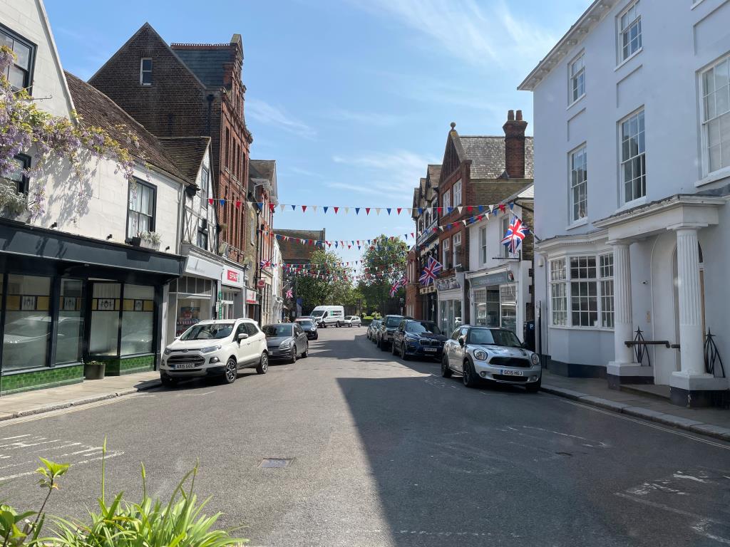 Lot: 100 - PERIOD BUILDING WITH PERMISSION FOR CONVERSION INTO TWO HOUSES - View of the town centre from property